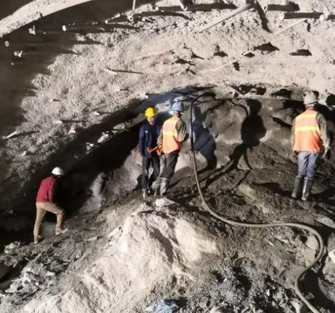 上犹拱顶带模注浆料的施工流程及注意事项